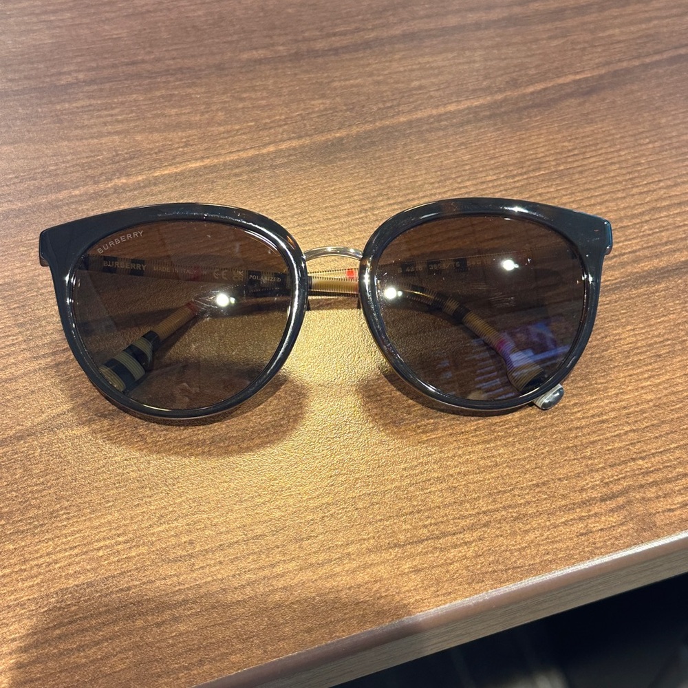 Burberry Willow Polarized Sunglasses - Picture 6 of 6